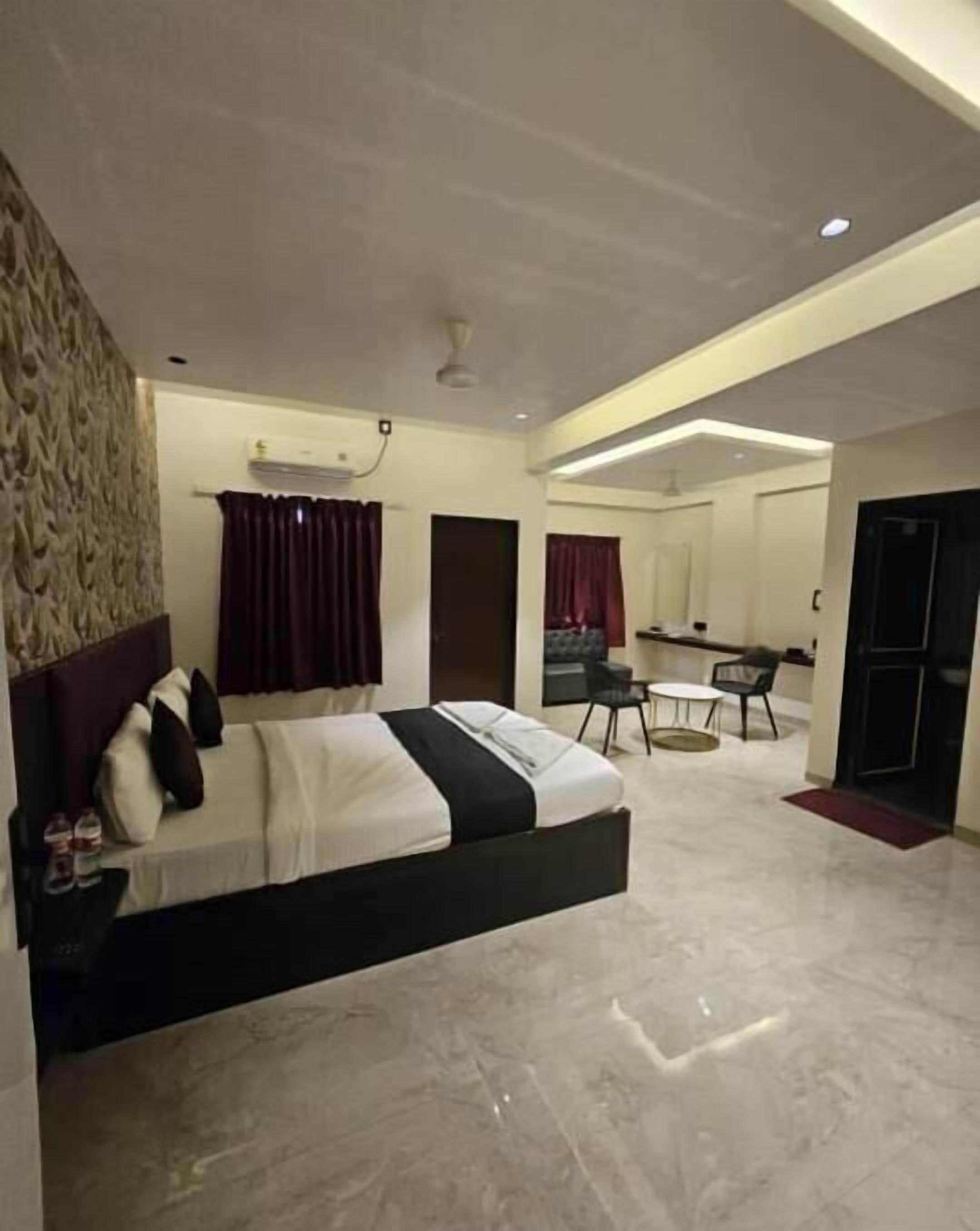 Superior Studio Suite, Balcony, City View | Iron/ironing board, free WiFi