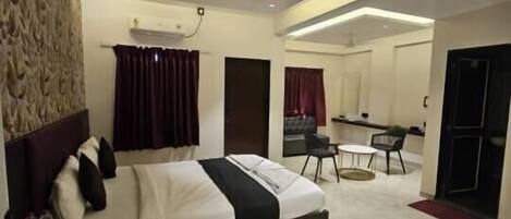 Suite studio supérieure, balcon, vue sur la ville | Fer et planche à repasser, accÚs au Wi-Fi (inclus)