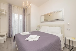 Quarto romântico, 1 cama de casal | Roupas de cama antialérgicas, Wi-Fi de cortesia