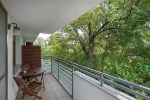 Outdoor dining - Spacious Apartment | 2 Parking Spaces | Air Conditioning (Wrocław)