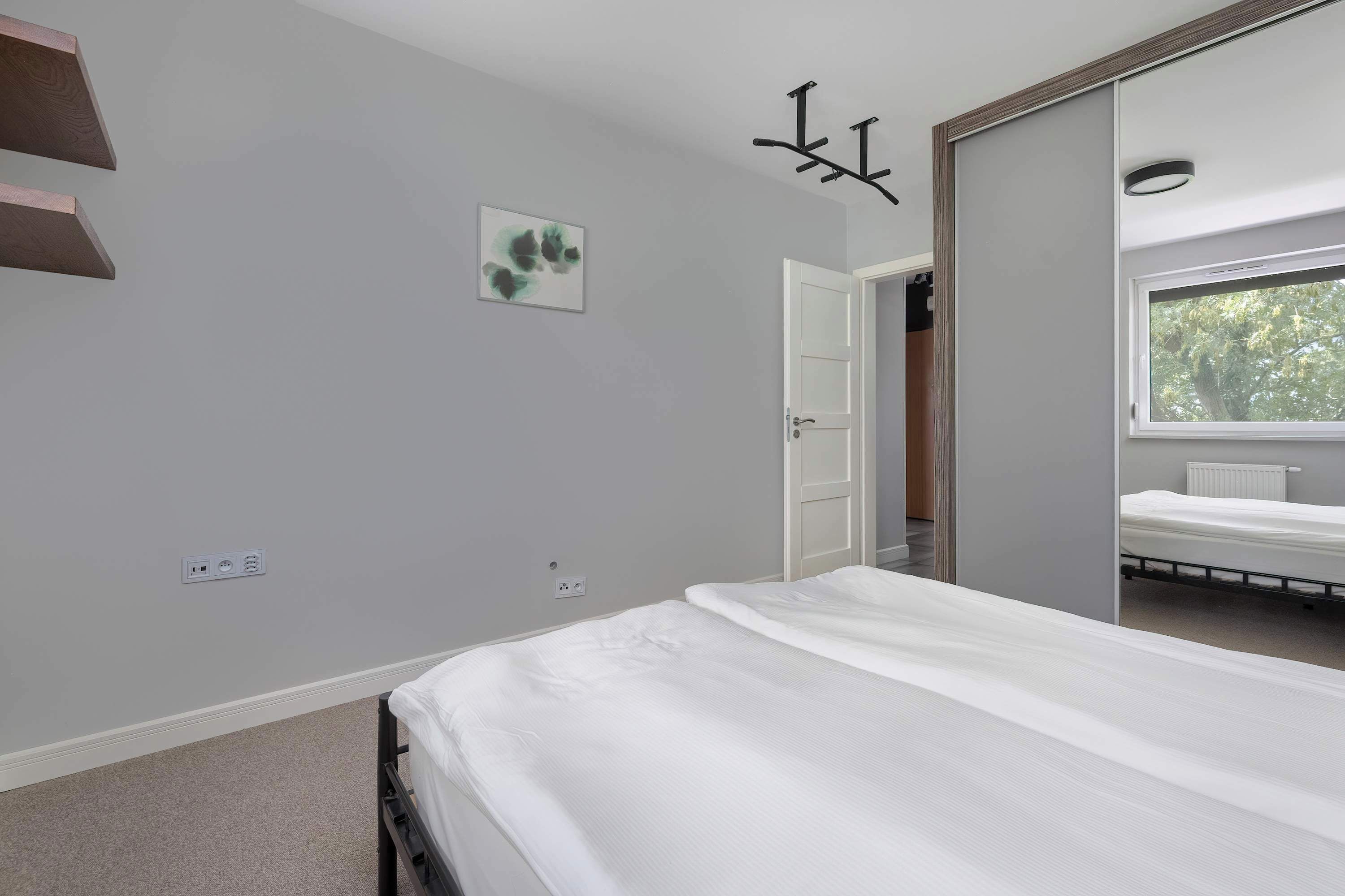 1 chambre, bureau, fer et planche à repasser, lit parapluie