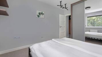 2 slaapkamers, een bureau, een strijkplank/strijkijzer, reisbedje