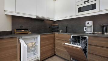 Fridge, microwave, stovetop, dishwasher