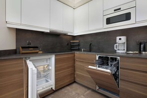 Fridge, microwave, stovetop, dishwasher