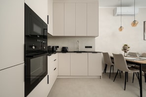 Kühlschrank, Mikrowelle, Ofen, Herdplatte