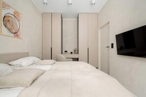 1 soverom, skrivebord, strykejern/-brett og reiseseng for barn