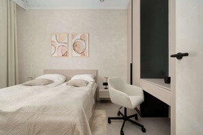 1 chambre, bureau, fer et planche à repasser, lit de bébé portatif