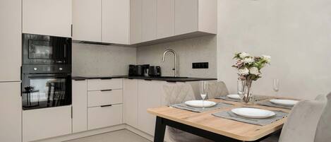 Kjøleskap, mikrobølgeovn, ovn og kokeplater