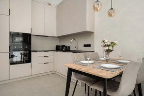 Réfrigérateur, four à micro-ondes, un four, surface de cuisson