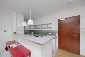 Kühlschrank, Mikrowelle, Ofen, Herdplatte