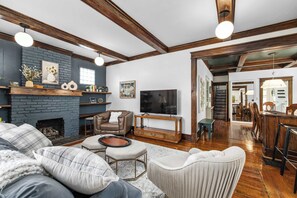 テレビ、暖炉、書庫、書斎 / ワークスペース