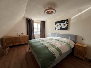 5 bedrooms, iron/ironing board, Internet