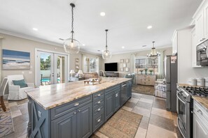 冷蔵庫、電子レンジ、オーブン、コンロ