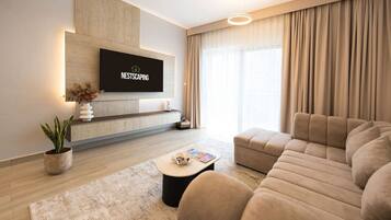 TV, videogiochi, tavolo da ping pong