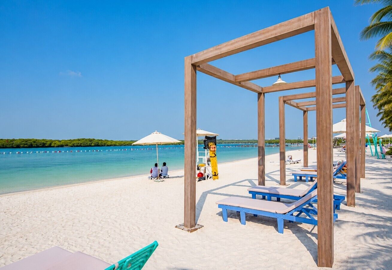 Una spiaggia nelle vicinanze