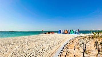 Playa en los alrededores y toallas de playa