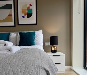Tabla de planchar con plancha, wifi y ropa de cama