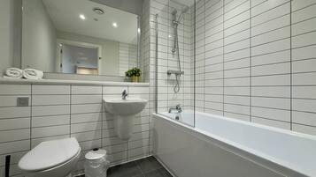 Haartrockner, Handtücher, Seife, Shampoo