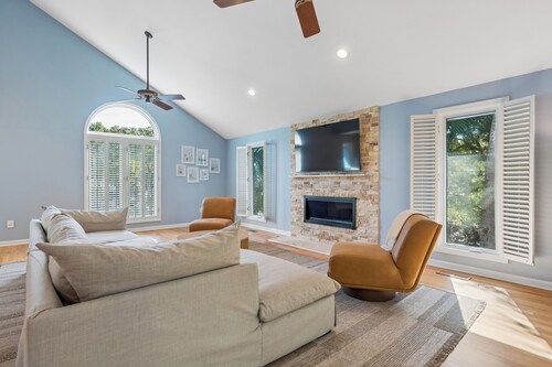 IOP Retreat, walk to the beach, 3 Bedrooms, 3 Bathrooms