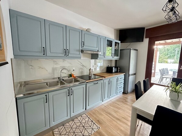 Kühlschrank, Mikrowelle, Herdplatte, Geschirrspüler