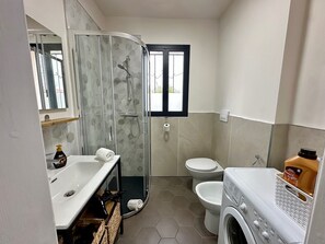 Dusche, Haartrockner, Bidet, Handtücher