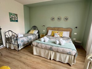 3 slaapkamers, een bureau, een strijkplank/strijkijzer, reisbedje