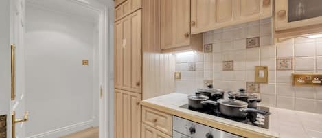 Appartement Supérieur | Cuisine privée | Chaise haute, batterie de cuisine, vaisselle et ustensiles