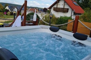 Tina de hidromasaje al aire libre