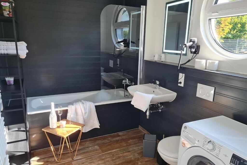 Hiustenkuivaaja, pyyhkeet, saippua, vessapaperi