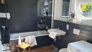 Hair dryer, towels, soap, toilet paper - Recreation in nature: Tiny-Hohenberg in Hohenberg an der Eger (Hohenberg an der Eger)