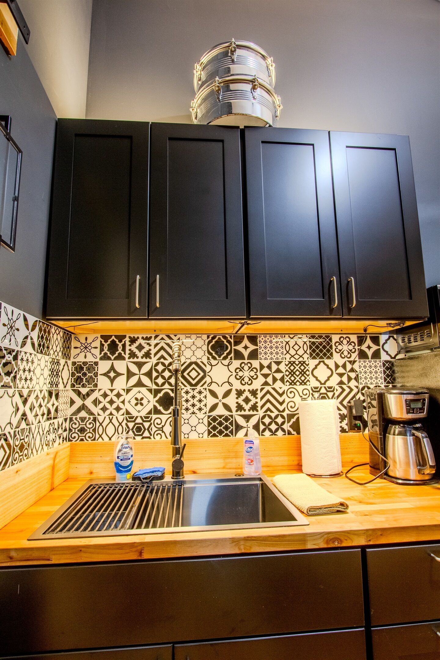 Refrigerador, microondas, cafetera y tetera y utensilios de cocina 