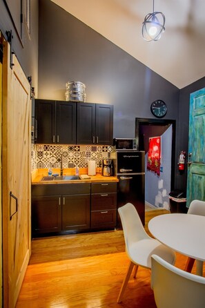 Refrigerador, microondas, cafetera y tetera y utensilios de cocina 