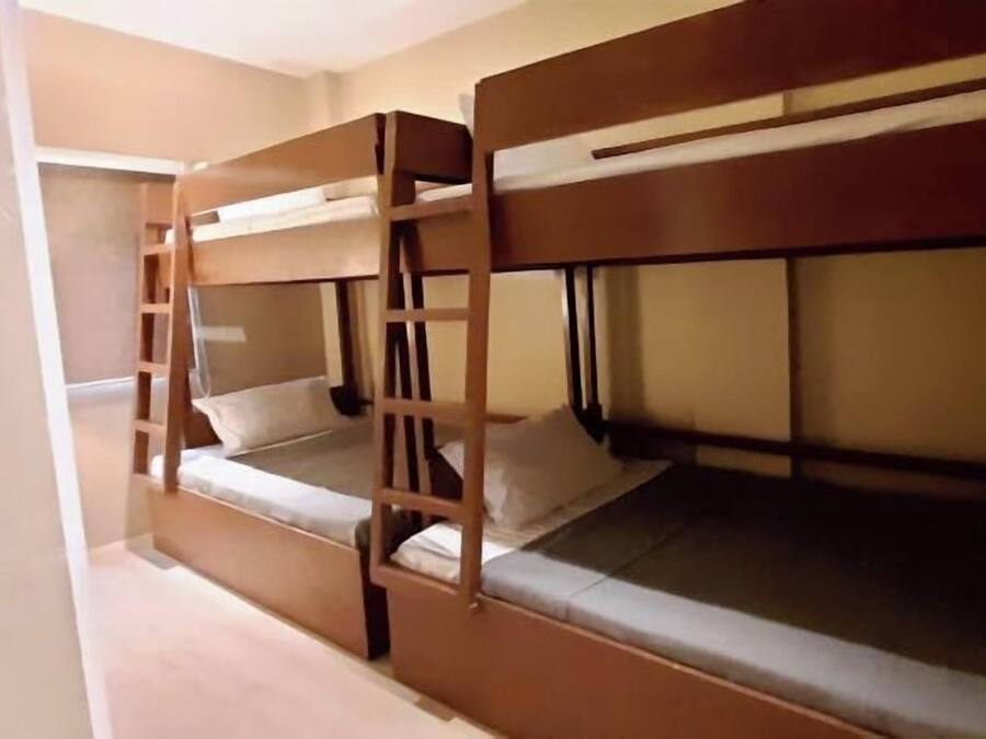 Una habitación con literas, una escalera y una ventana.