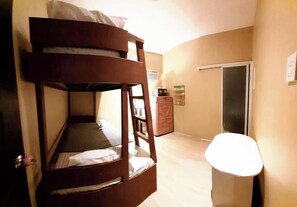 Escritorio, espacio para trabajar con laptop y wifi gratis 