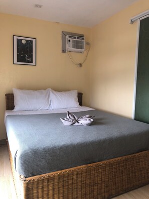 Individually decorated, desk, laptop workspace, free WiFi - Amadeus and Isabel Inn (El Nido)