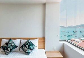 Rideaux occultants, chambres insonorisées, fer et planche à repasser