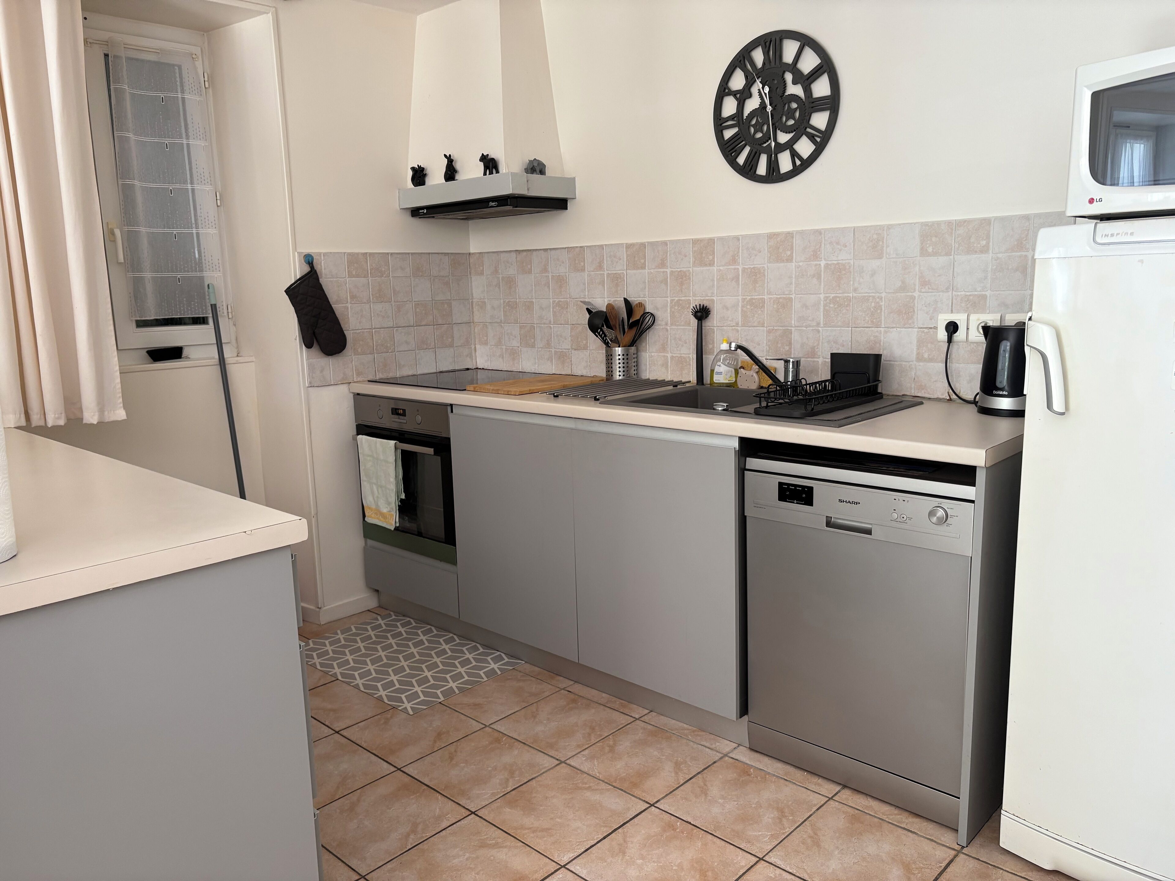 Réfrigérateur, micro-ondes, four, plaque de cuisson