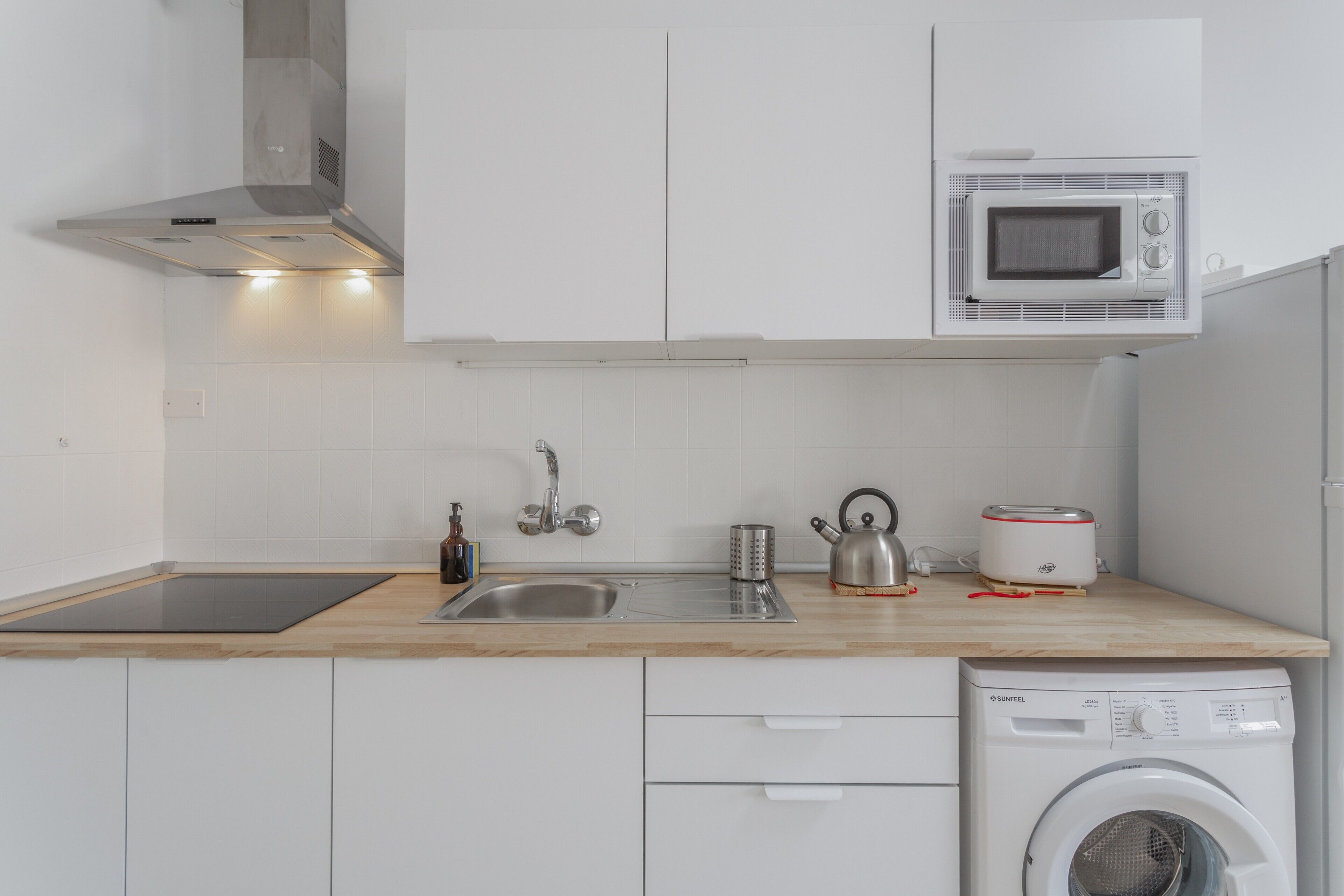 Frigorífico, microondas, placa de cocina y cafetera o tetera