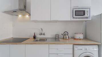 Frigorífico, microondas, placa de cocina y cafetera o tetera