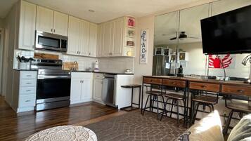 Kühlschrank, Mikrowelle, Herdplatte, Geschirrspüler