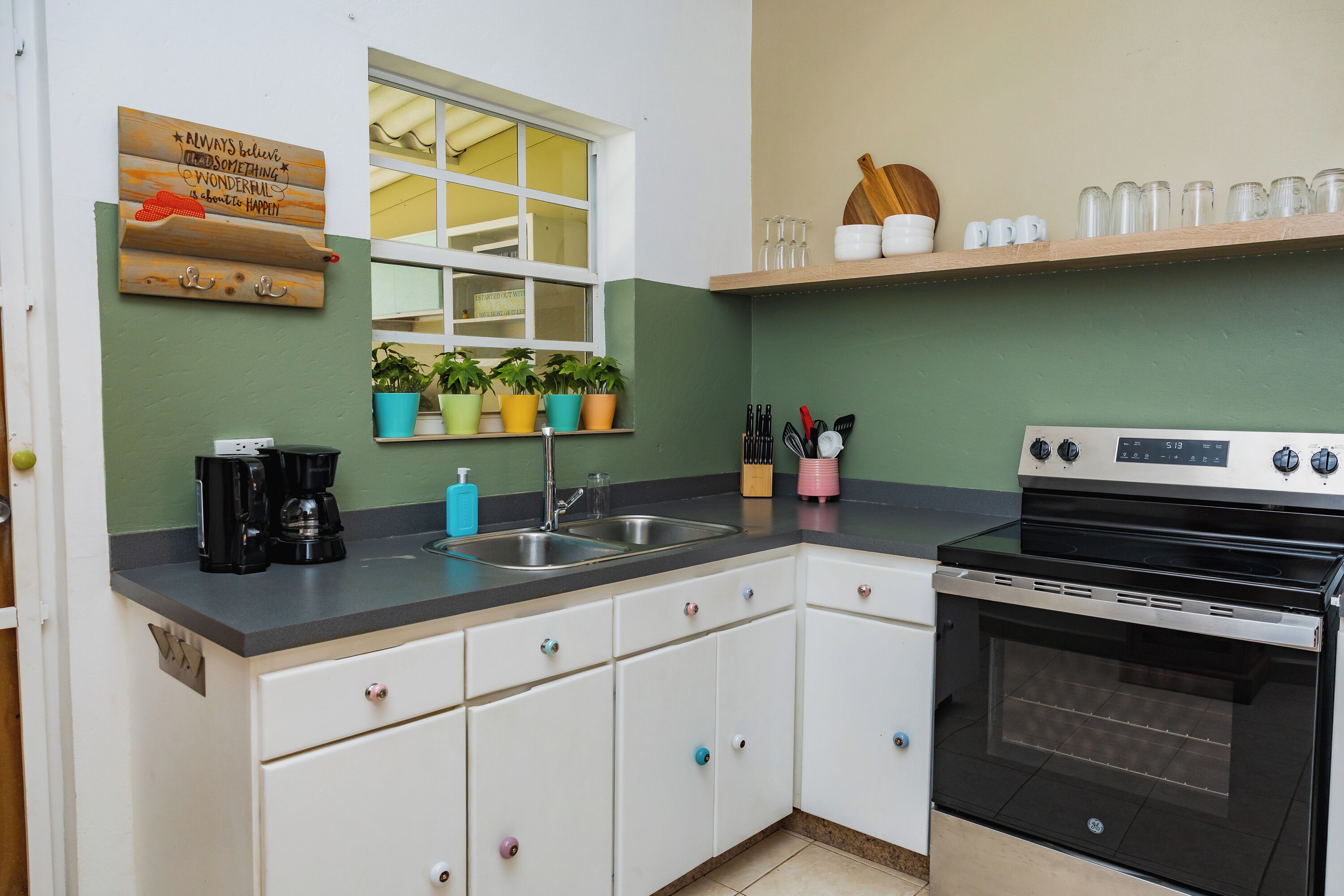 冷蔵庫、オーブン、コンロ、コーヒー / ティーメーカー