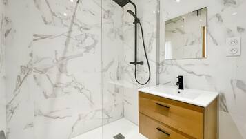 Bruser, hårtørrer, håndklæder, Sæbe