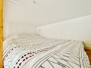 Desk, WiFi, bed sheets