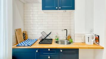 Køleskab, mikrobølgeovn, kogeplade, kaffe-/temaskine