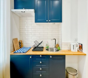 Fridge, microwave, stovetop, coffee/tea maker