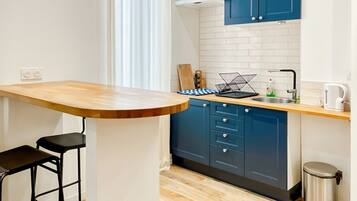 Réfrigérateur, micro-ondes, plaque de cuisson, cafetière/bouilloire