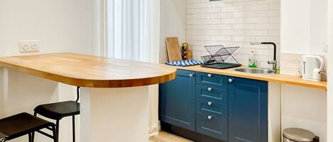 Fridge, microwave, stovetop, coffee/tea maker