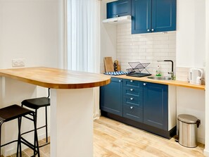 Frigorífico, microondas, placa de cocina y cafetera o tetera