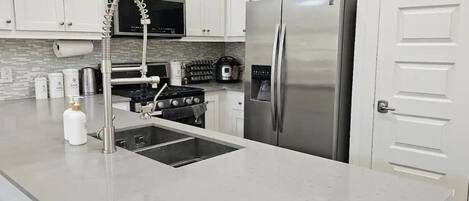 Køleskab, mikrobølgeovn, ovn, kogeplade