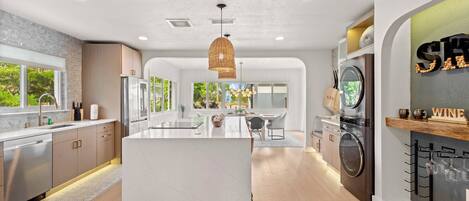 Frigorífico, microondas, horno y placa de cocina